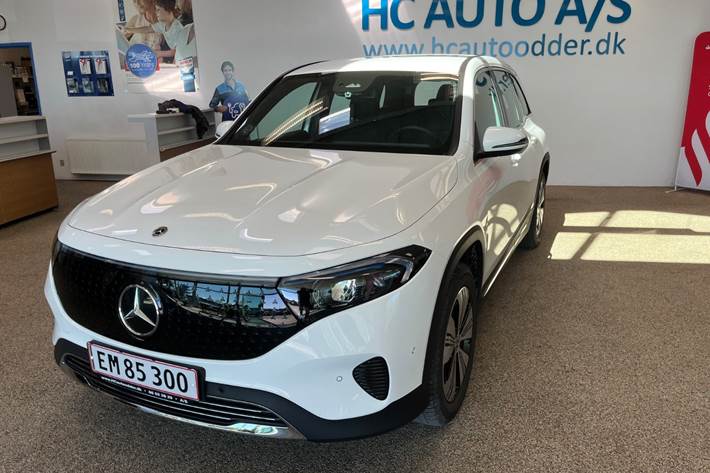 Hvid Mercedes EQB300 fra 2024 set udefra