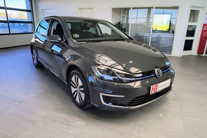 Grå VW e-Golf VII fra 2021 set udefra
