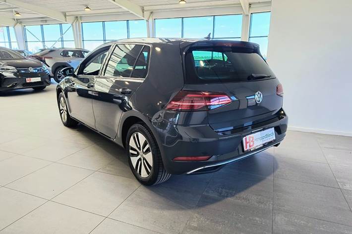 Grå VW e-Golf VII fra 2021