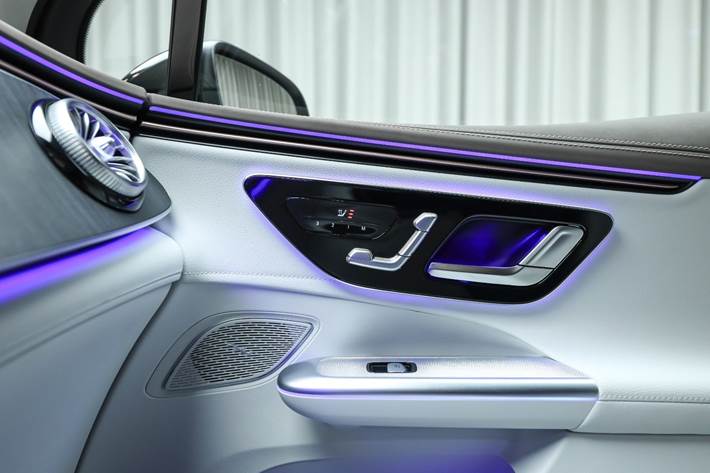 Grøn Mercedes EQE350 SUV fra 2025