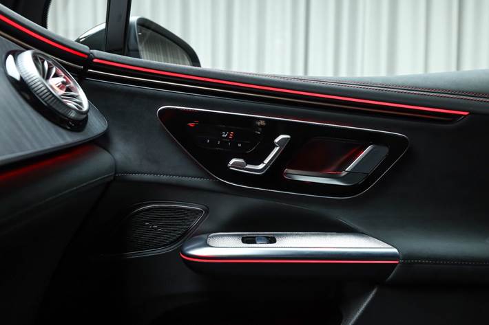 Grå Mercedes EQE350 SUV fra 2025