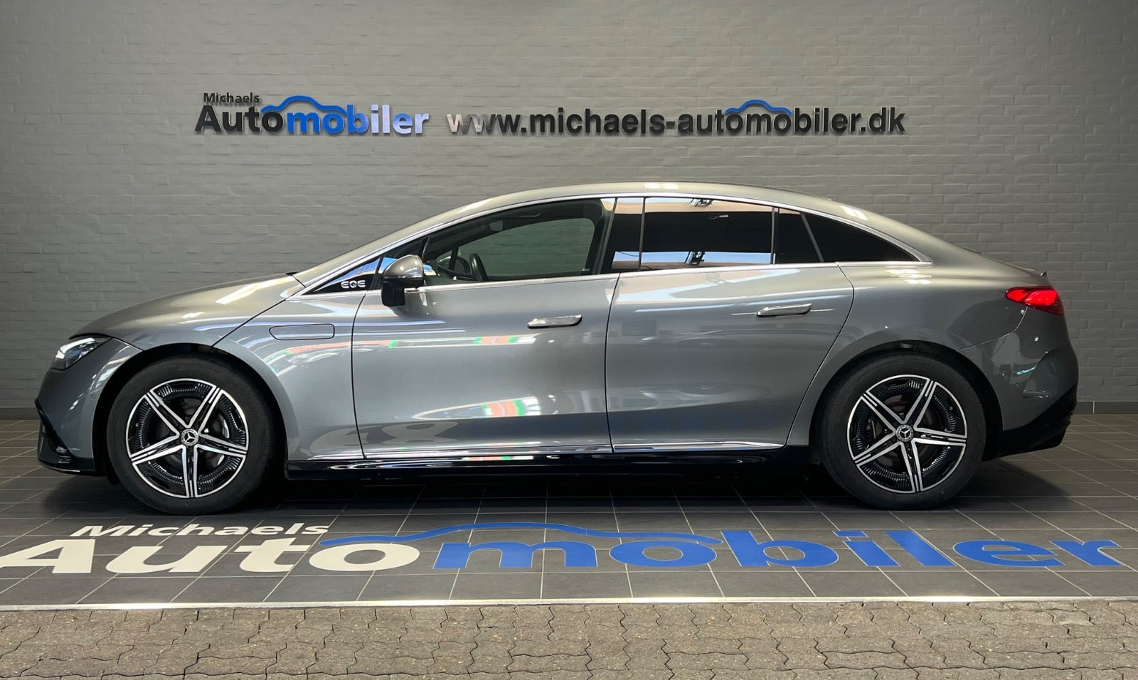 Grå Mercedes EQE350 fra 2024