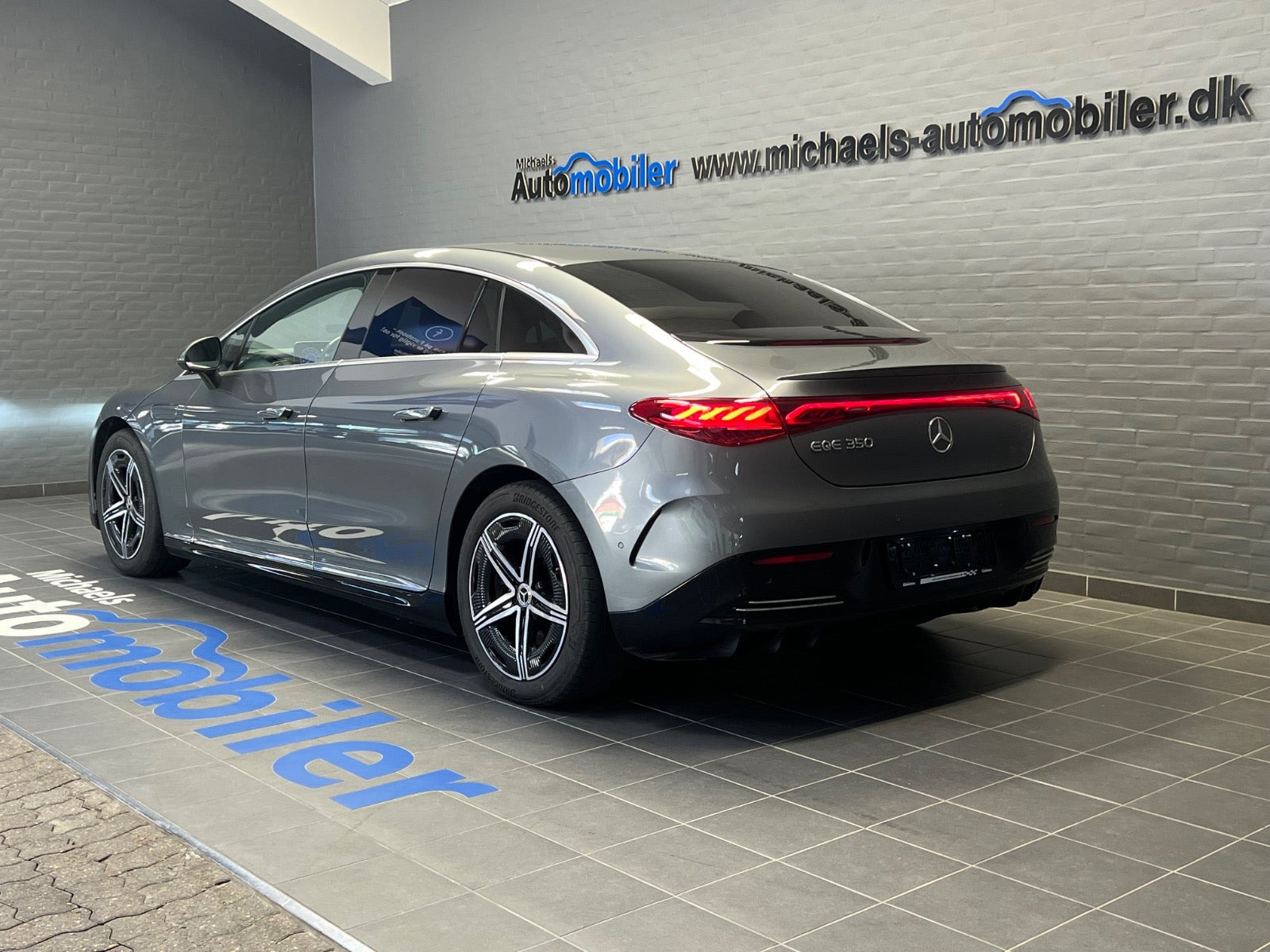 Grå Mercedes EQE350 fra 2024