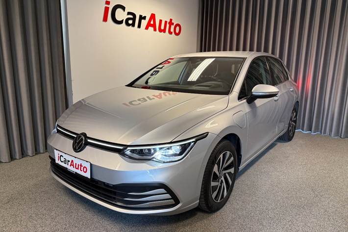 Sølv VW Golf VIII fra 2021 set udefra