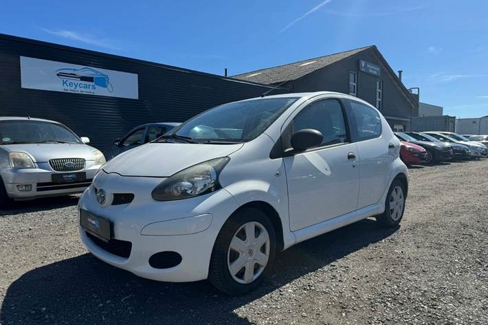 Hvid Toyota Aygo fra 2009