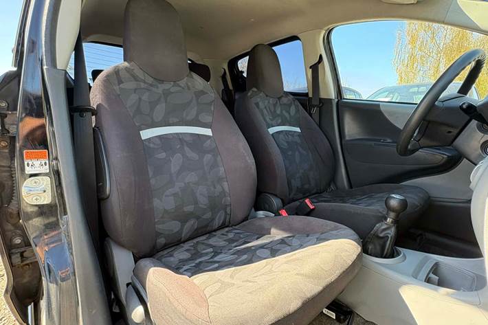 Sort Suzuki Alto fra 2011