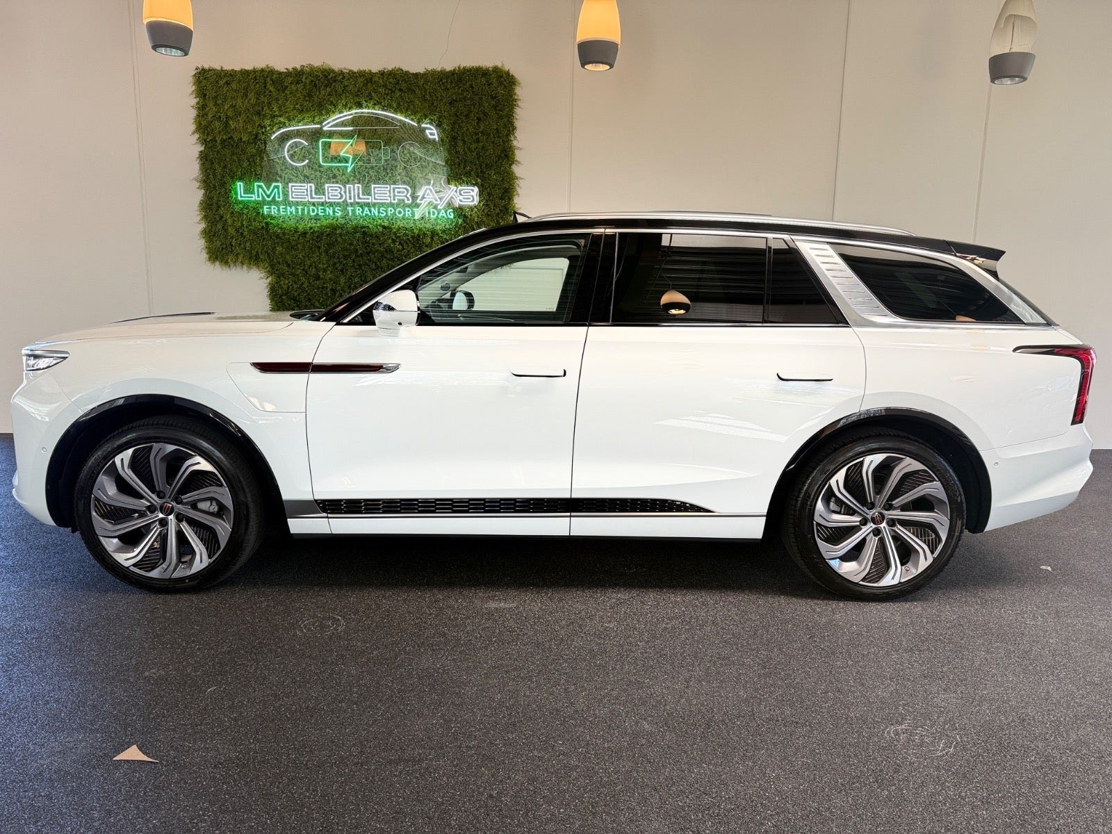 Hvid Hongqi E-HS9 fra 2025