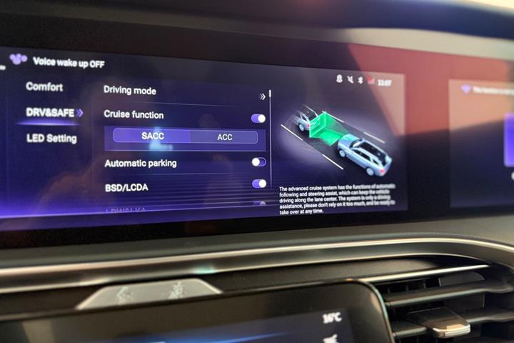 Hvid Hongqi E-HS9 fra 2025