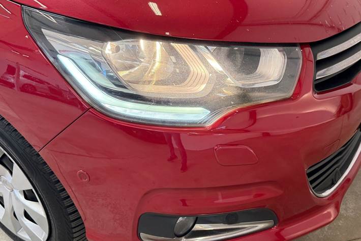 Rød Citroën C4 fra 2016