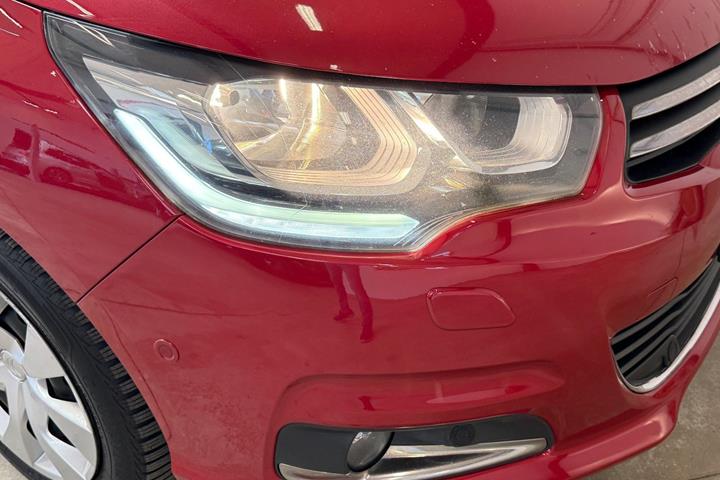 Rød Citroën C4 fra 2016