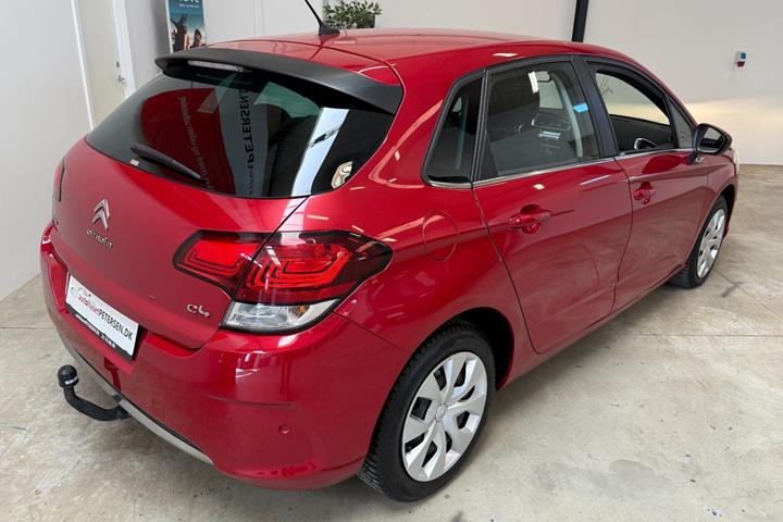Rød Citroën C4 fra 2016