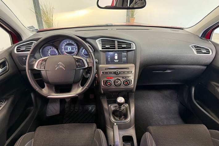 Rød Citroën C4 fra 2016