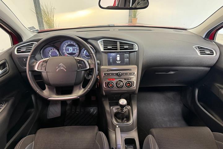 Rød Citroën C4 fra 2016