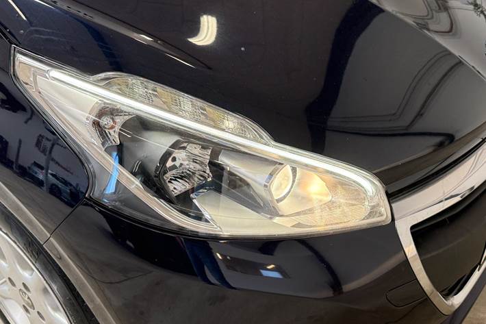 Blå Peugeot 208 fra 2016