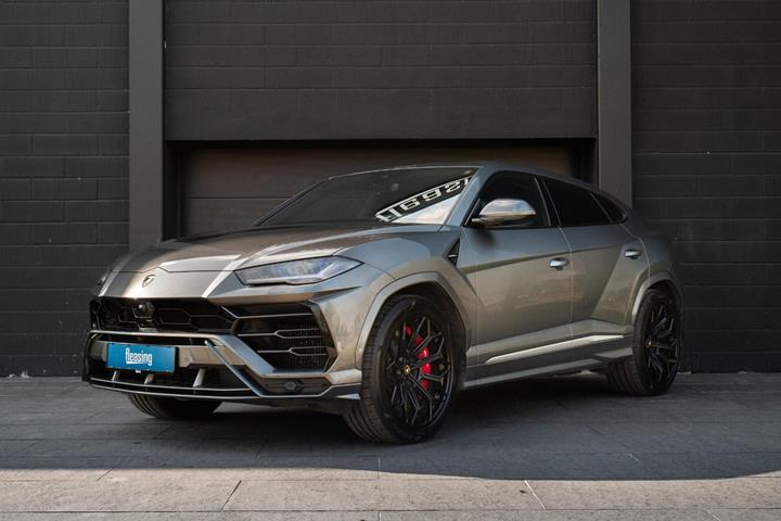 Grå Lamborghini Urus fra 2019 set udefra