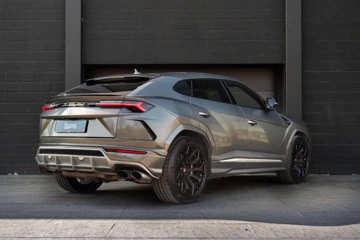 Grå Lamborghini Urus fra 2019