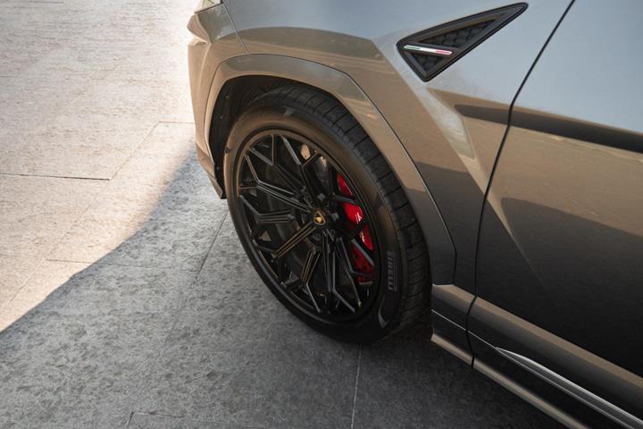 Grå Lamborghini Urus fra 2019