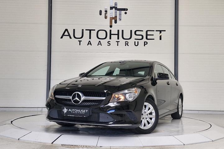 Sort Mercedes CLA200 fra 2017 set udefra