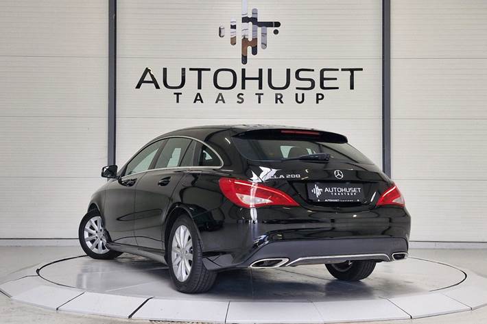 Sort Mercedes CLA200 fra 2017