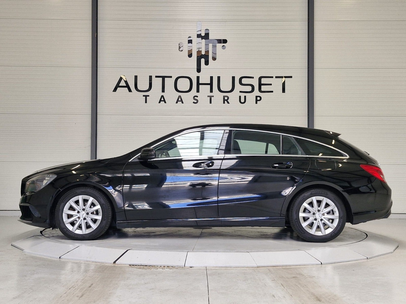 Sort Mercedes CLA200 fra 2017
