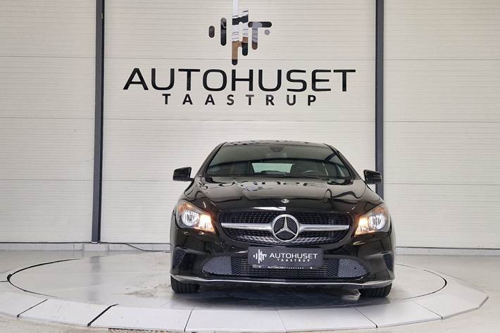 Sort Mercedes CLA200 fra 2017