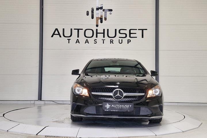Sort Mercedes CLA200 fra 2017