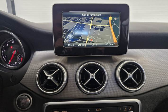 Sort Mercedes CLA200 fra 2017