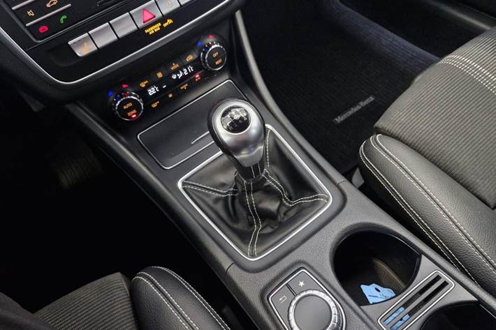 Sort Mercedes CLA200 fra 2017