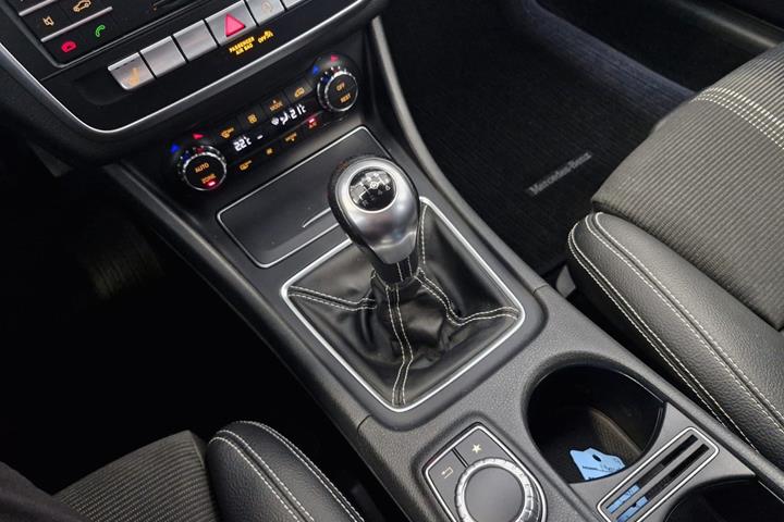Sort Mercedes CLA200 fra 2017