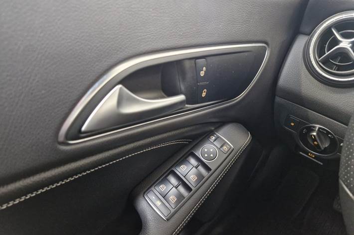 Sort Mercedes CLA200 fra 2017