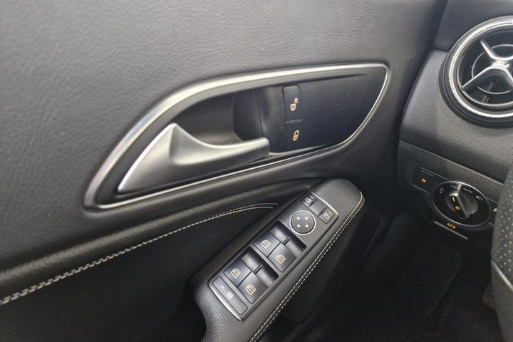 Sort Mercedes CLA200 fra 2017