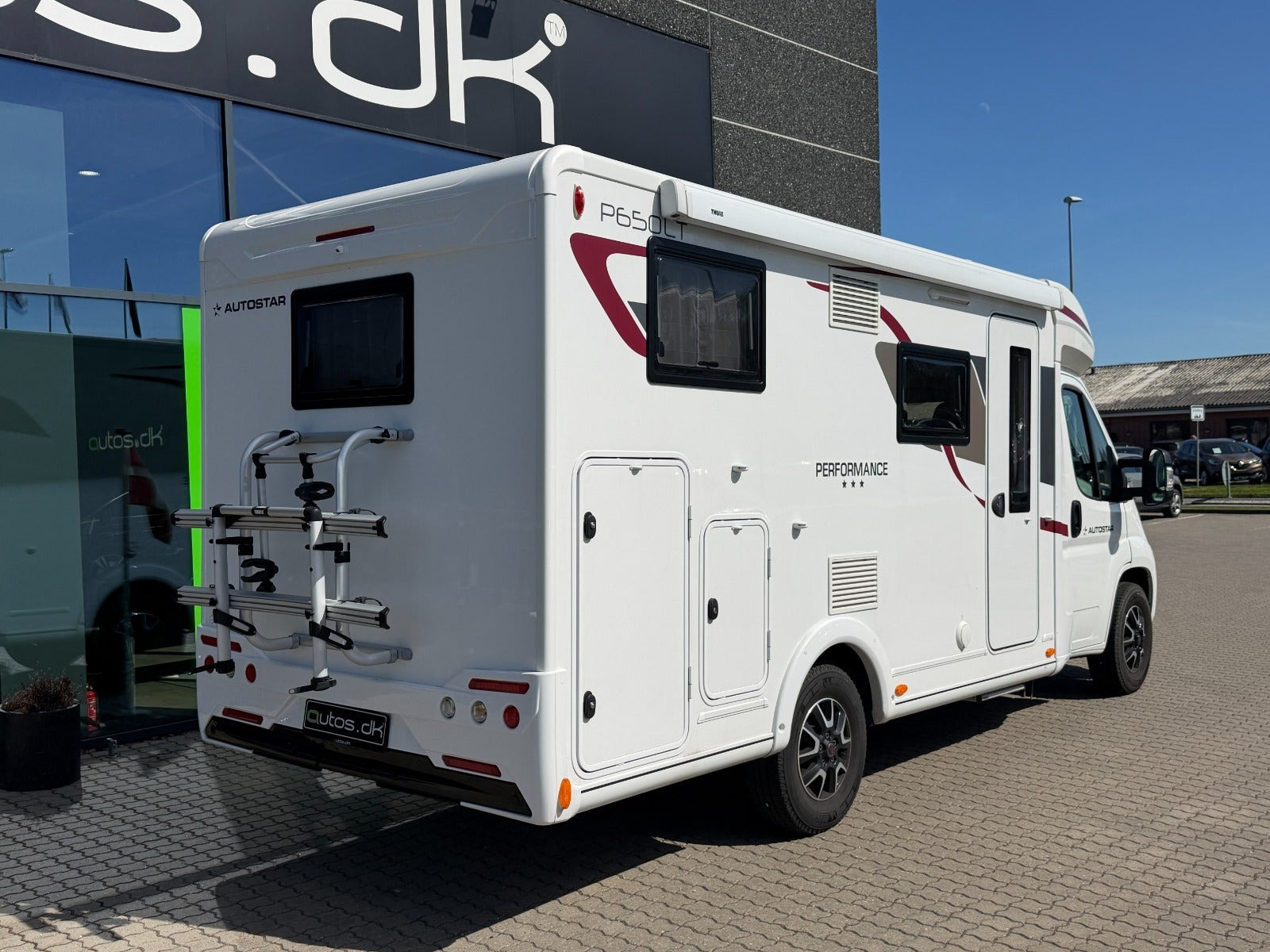 Hvid Autostar Performance fra 2023 set udefra
