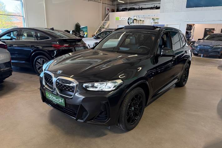 Grå BMW iX3 fra 2023