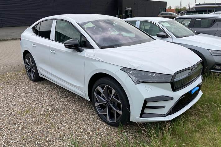 Hvid Skoda Enyaq fra 2023 set udefra