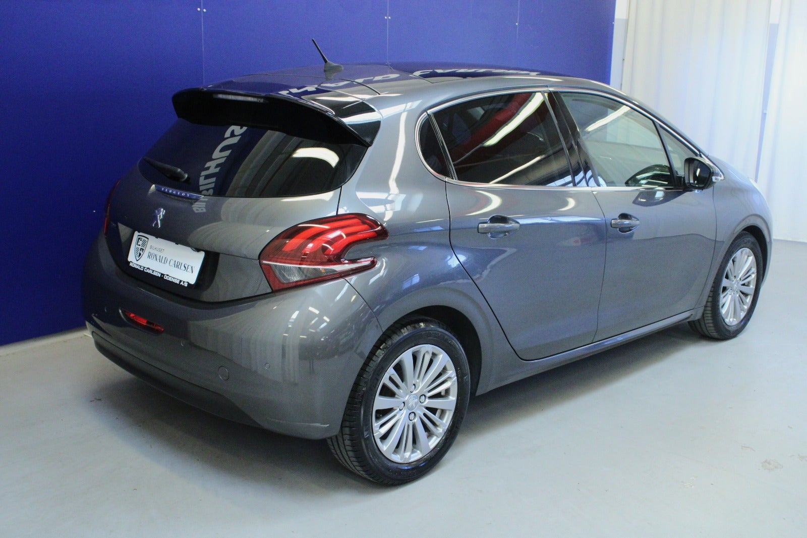 Grå Peugeot 208 fra 2019