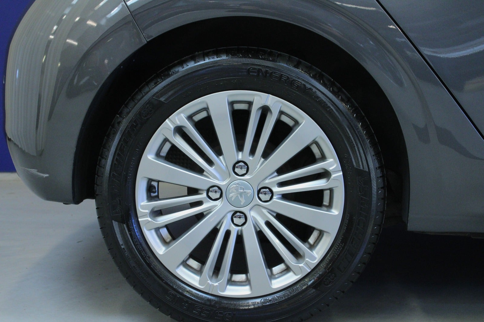 Grå Peugeot 208 fra 2019