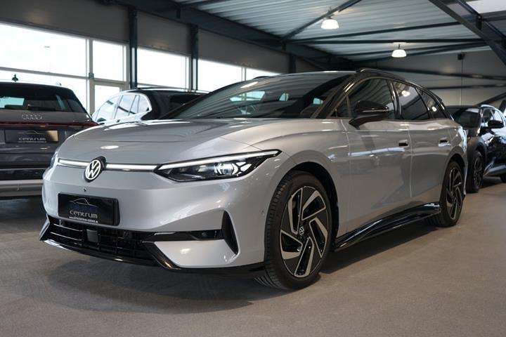 Sølv VW ID.7 fra 2025 set udefra
