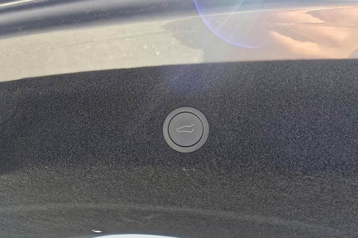 Grå Tesla Model Y fra 2025