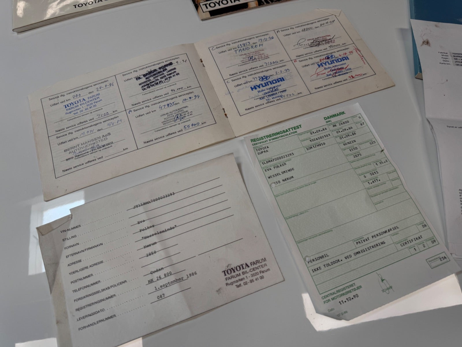 Hvid Toyota Supra fra 1986 set udefra