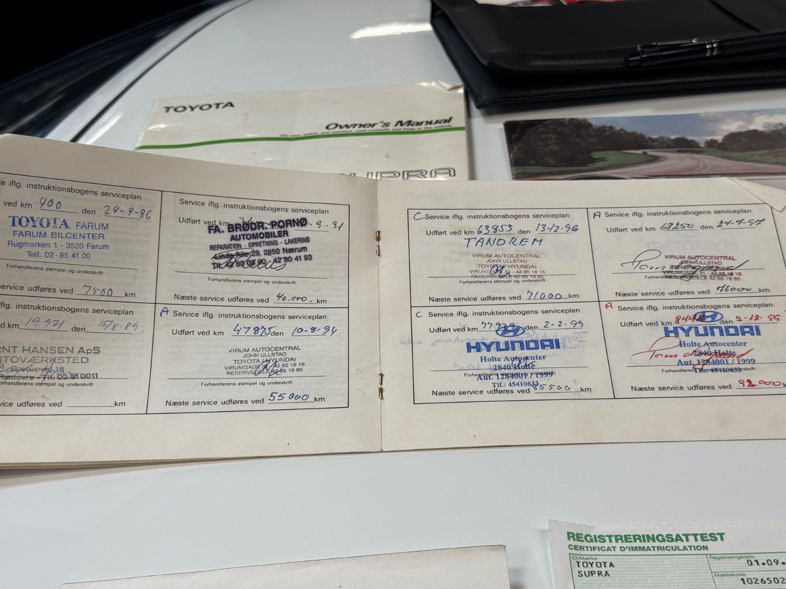 Hvid Toyota Supra fra 1986 set udefra
