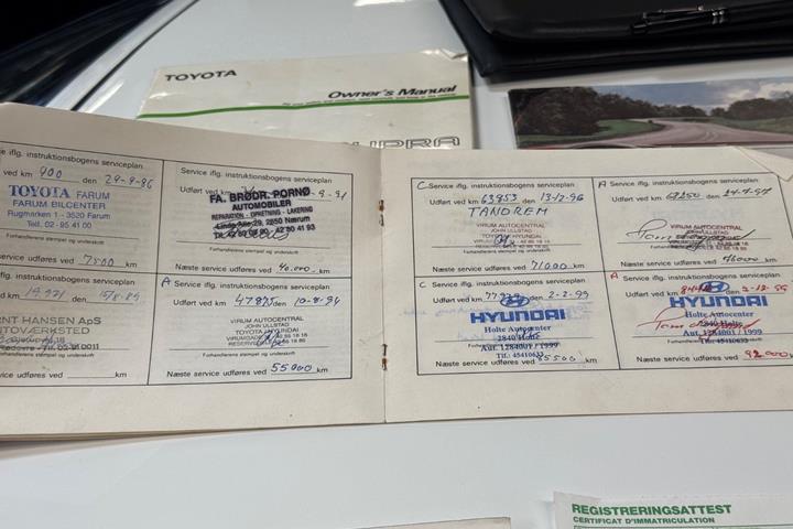 Hvid Toyota Supra fra 1986 set udefra