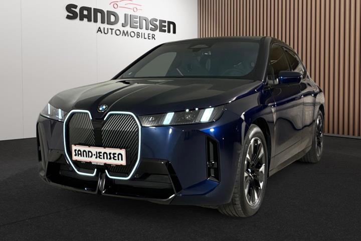 Blå BMW iX fra 2025 set udefra