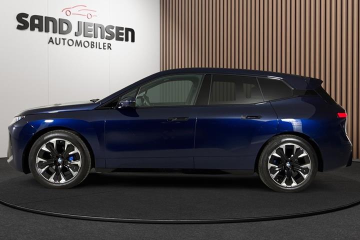 Blå BMW iX fra 2025