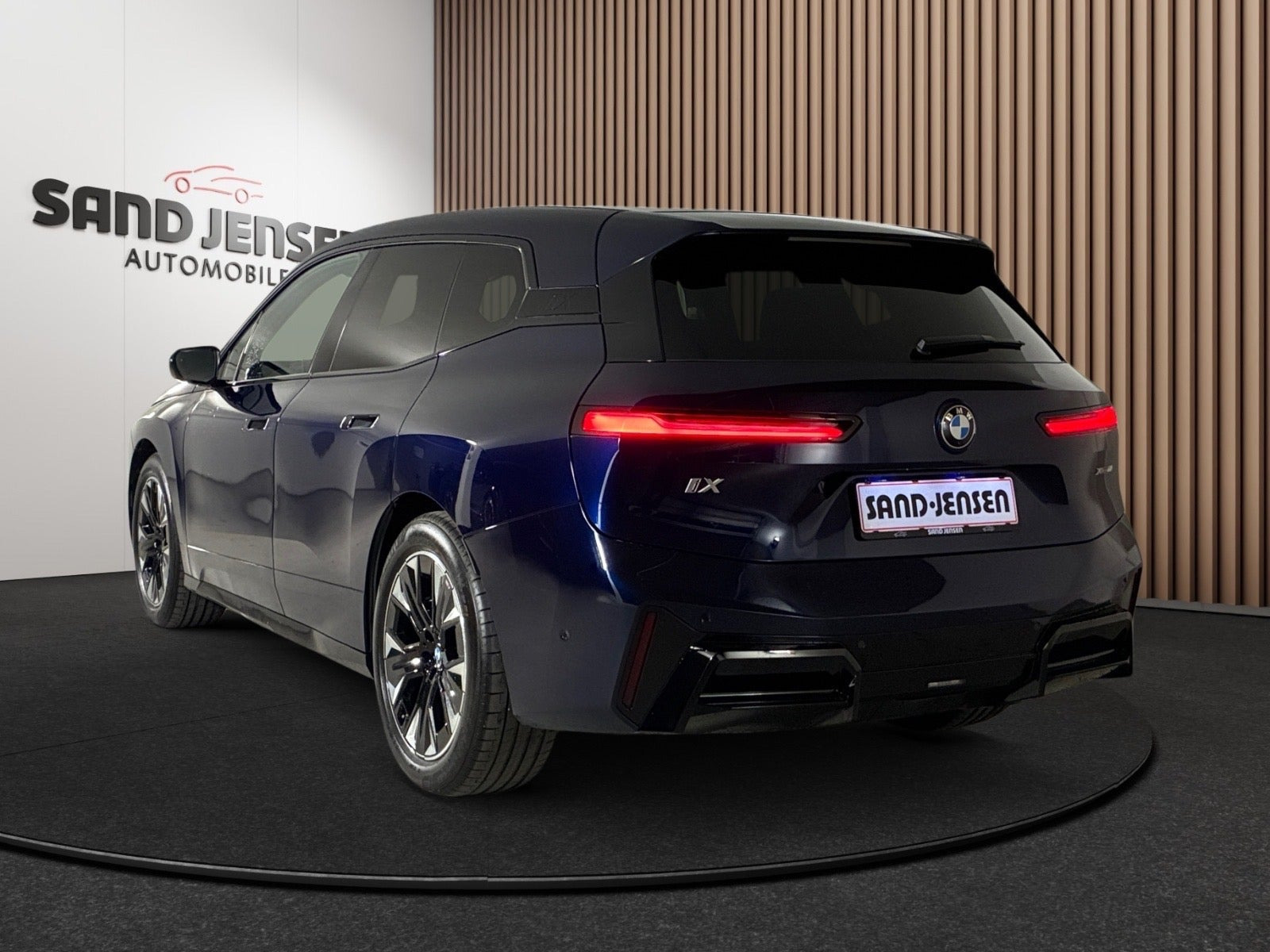 Blå BMW iX fra 2025