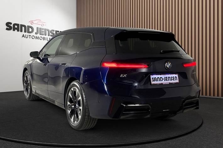 Blå BMW iX fra 2025