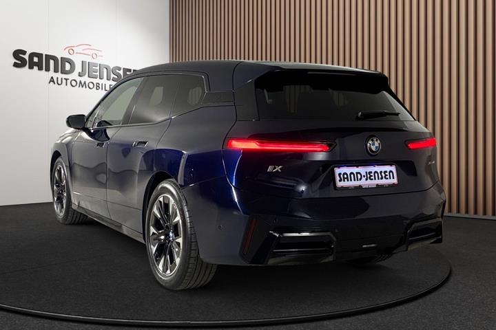 Blå BMW iX fra 2025