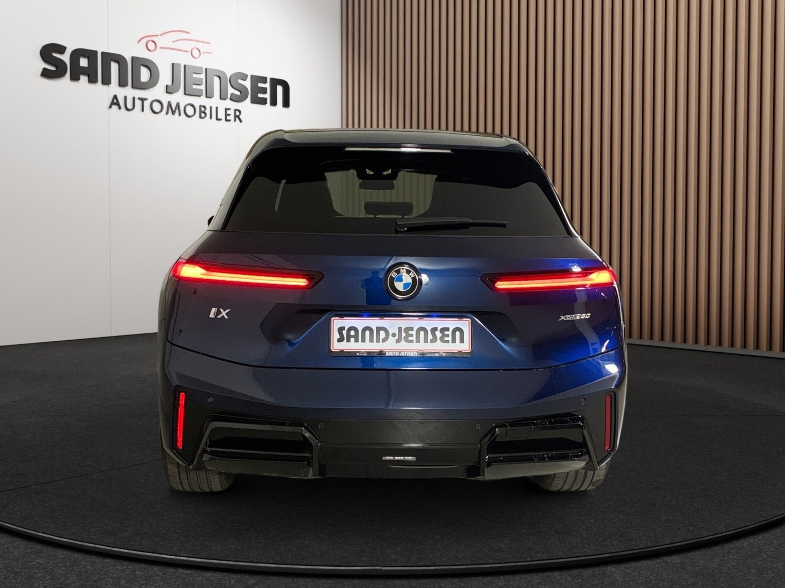 Blå BMW iX fra 2025 set udefra