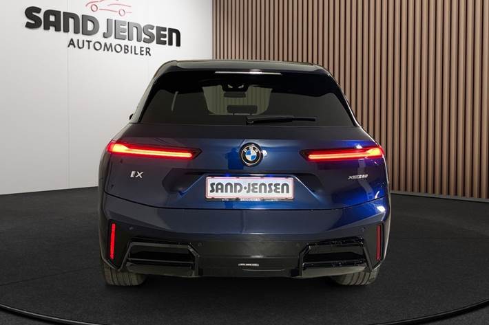 Blå BMW iX fra 2025 set udefra