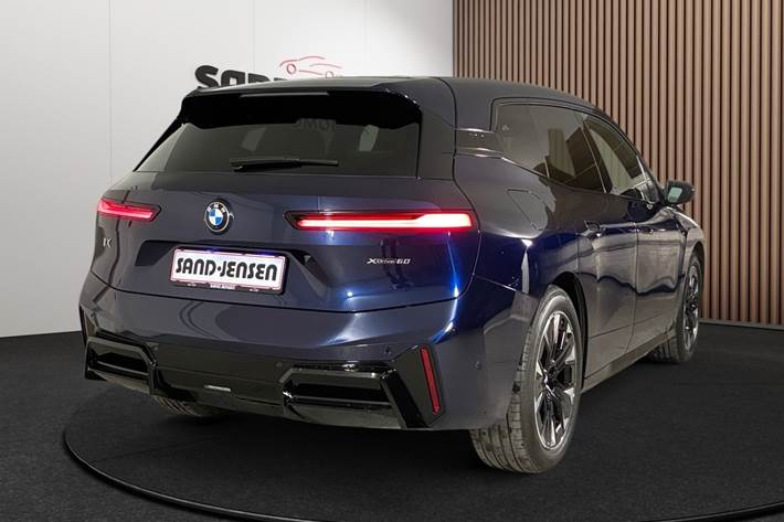 Blå BMW iX fra 2025