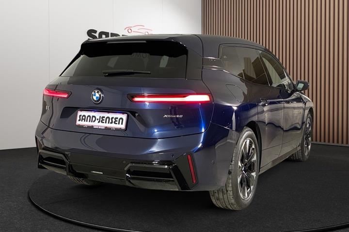 Blå BMW iX fra 2025